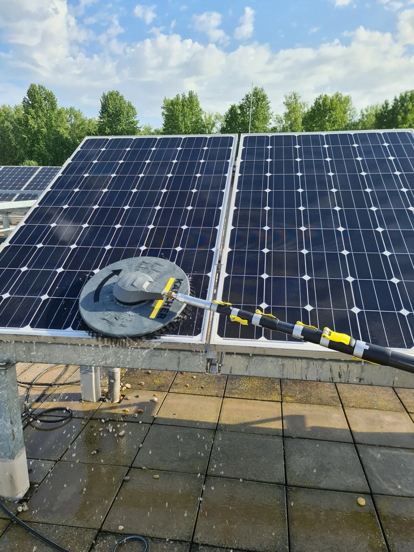 Radovi na solarnim panelima alpinističkim tehnikama — Airos Osijek